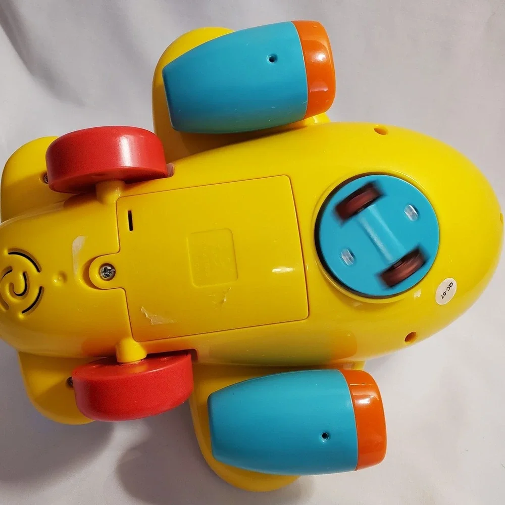 Huile Musical AirPlane moves, talks plays music with flashing lights video